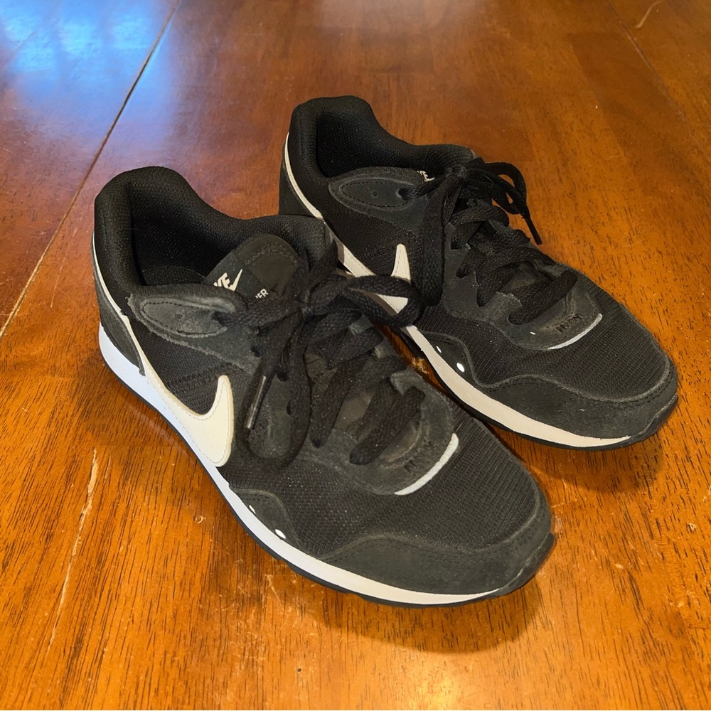 Nike Venture Runner Wide Black White Womens Size 6.5